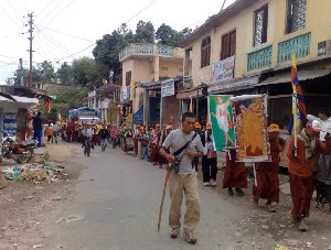 Les Marcheurs traversant le marché de Berinag. Photo Tibetan People's Uprising Movement