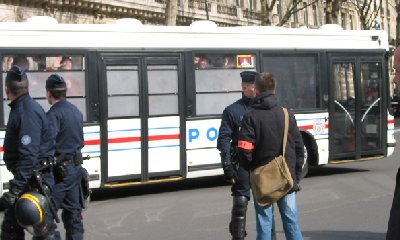 Car de police... avec un drapeau tibétain !