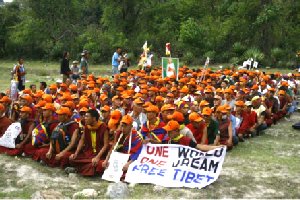 Les marcheurs tenant un sit-in à la manière de Gandhi. Photo par Tenzin Dasel/ Phayul.com
