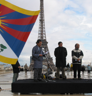 Allocutions de MM. (de gauche à droite) Wangpo Bashi, Thupten Gyatso et Jampal Chosang.