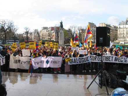 Manifestation sur le parvis des Droits de l'Homme, Trocadéro, Paris, 9 mars 2008